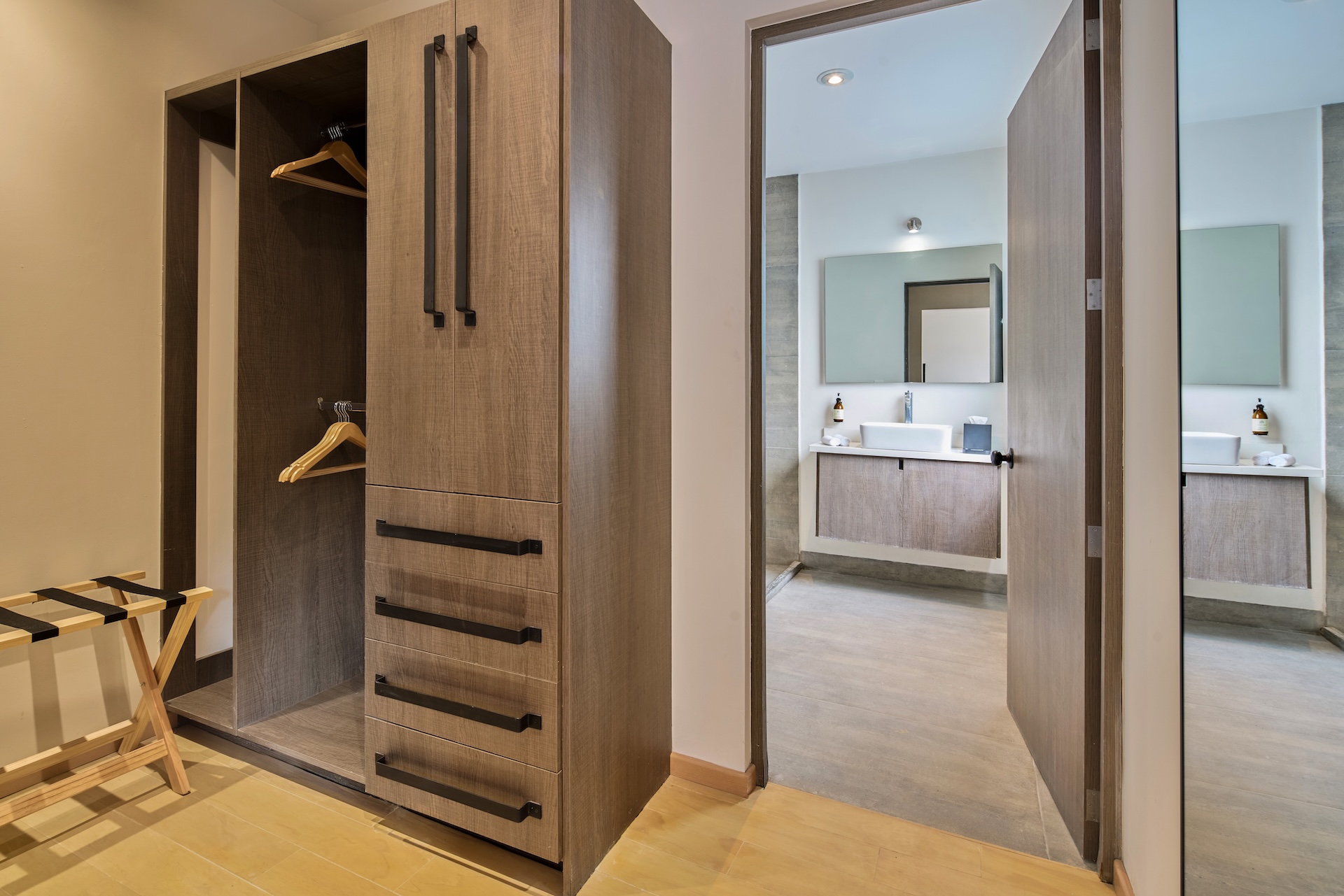 BG 101- 5 WALK IN CLOSET & MASTER BATHROOM