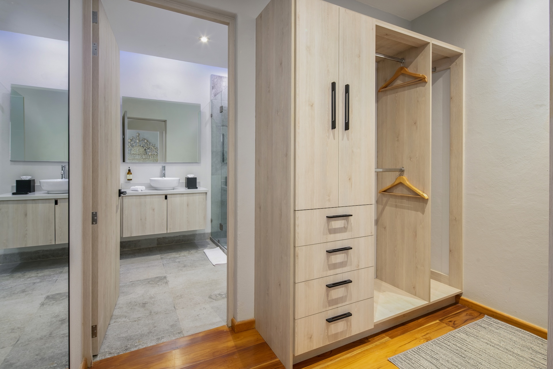 JA 103- 4 WALK IN CLOSET & BATHROOM