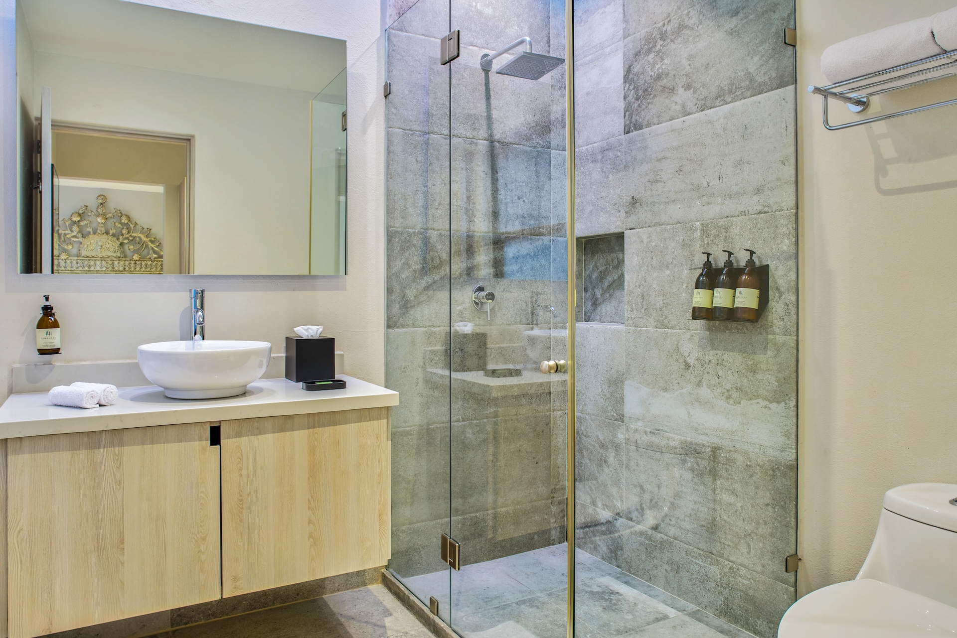 JA 103- 6 MASTER BATHROOM