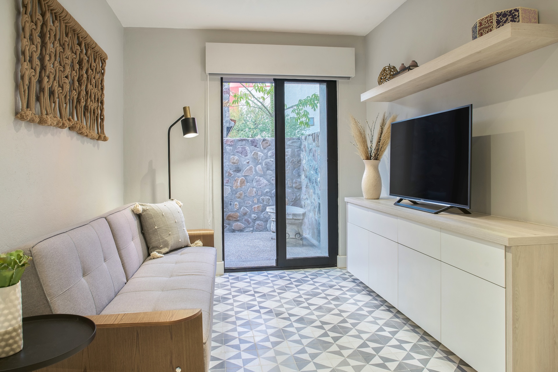 JA 103- 8 TV ROOM