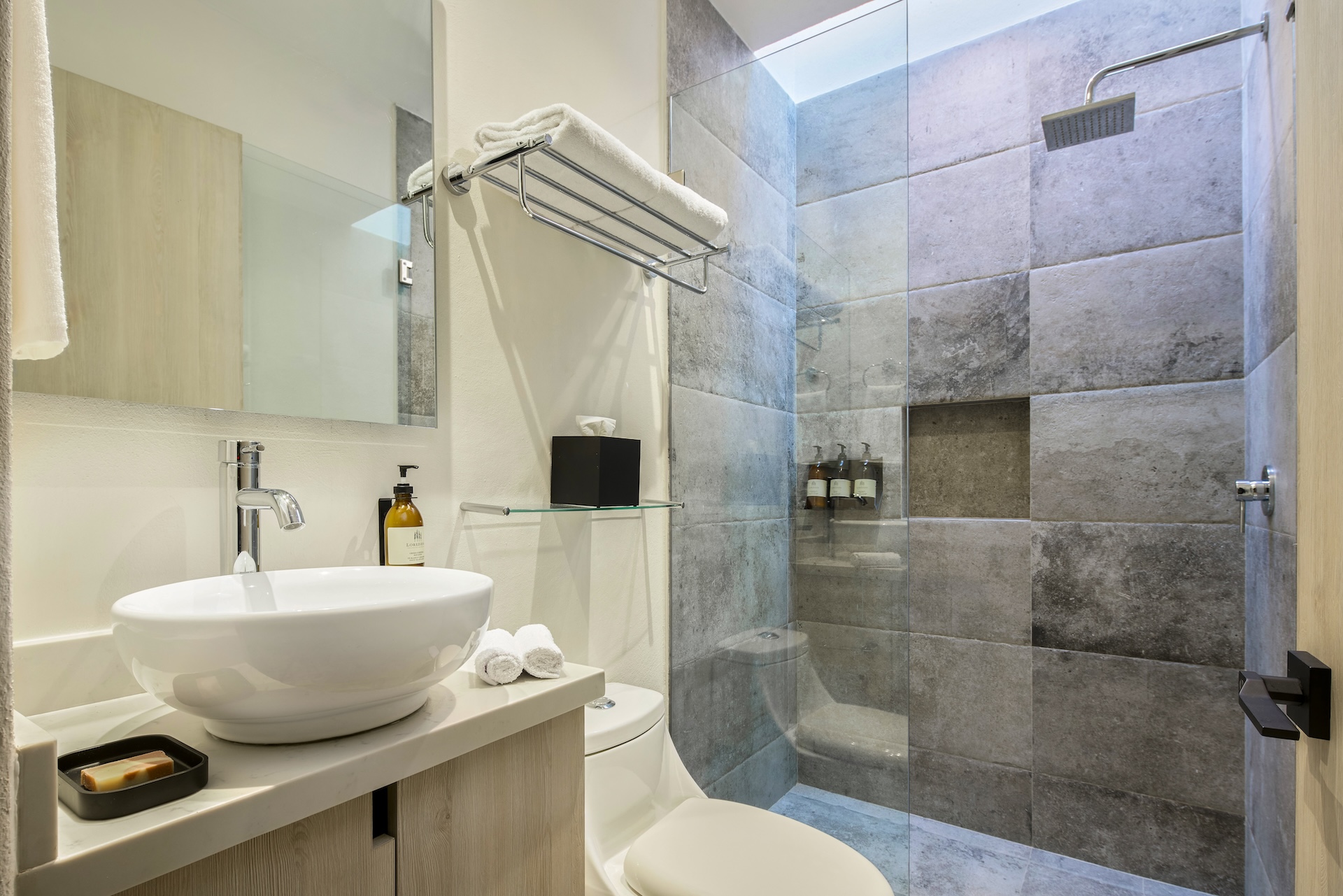 JA 103- 9 SECOND BATHROOM