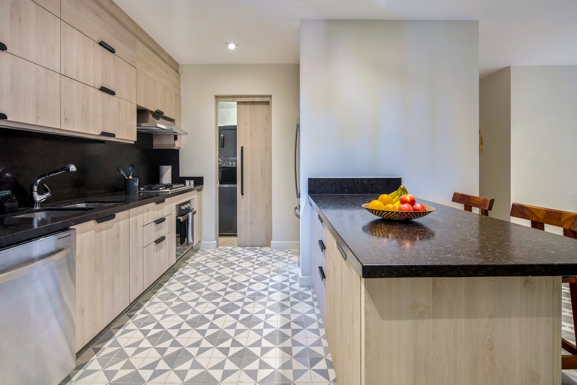 LA 102- 2 KITCHEN & LAUNDRY ROOM