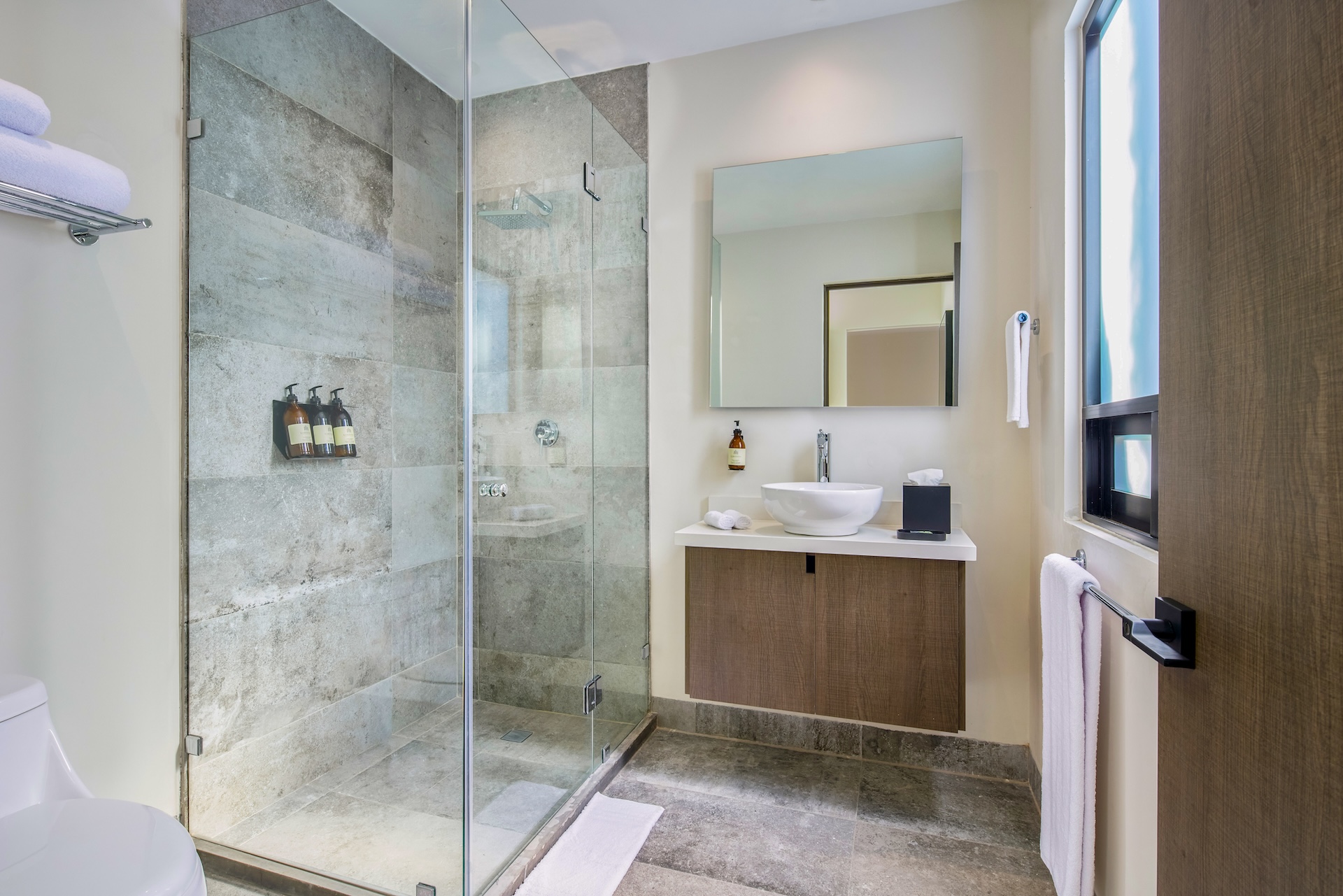LA 102- 4 MASTER BATHROOM