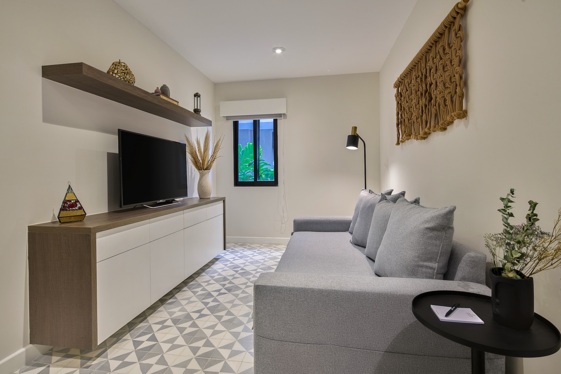LA 102- 6 TV ROOM