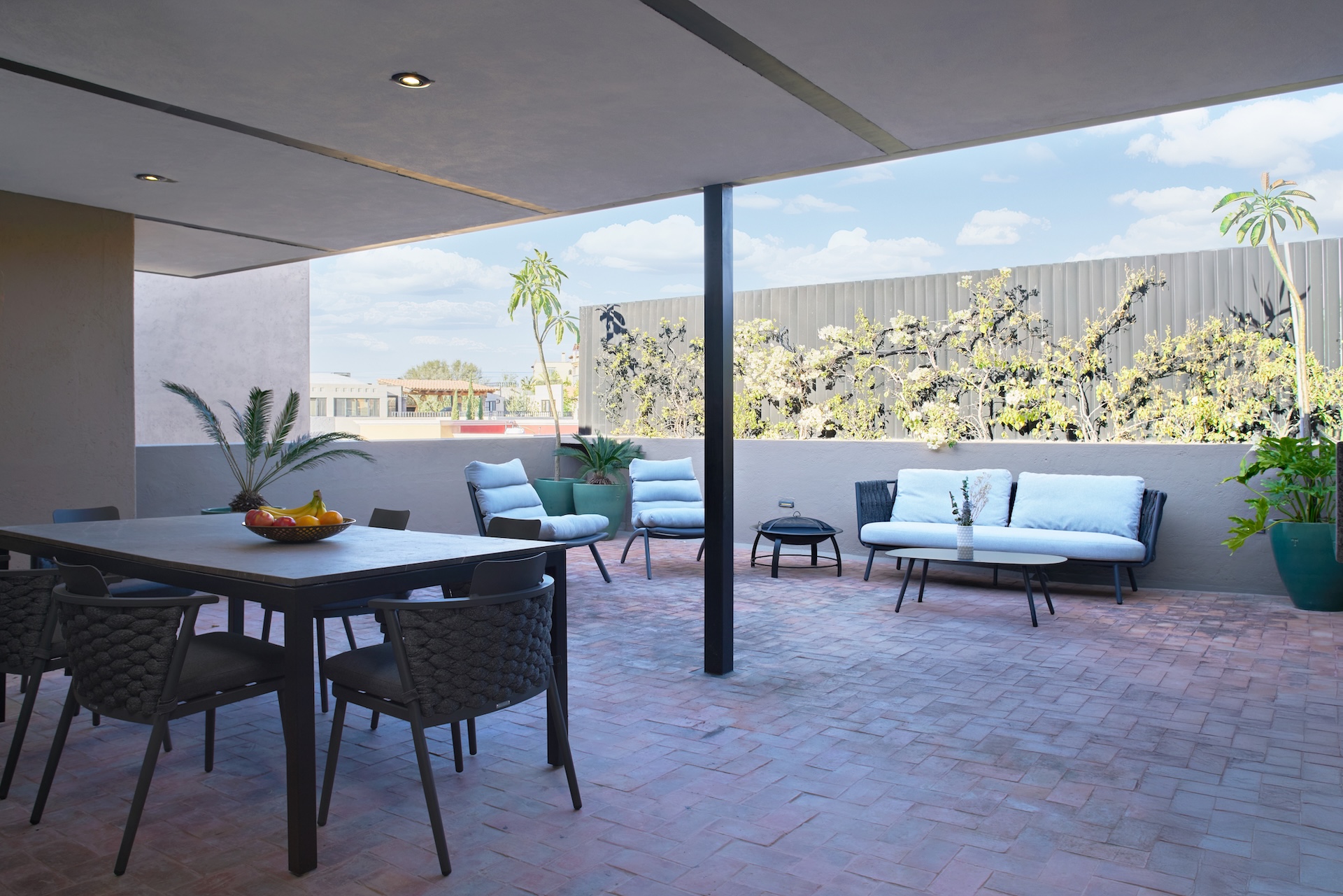 LI 203- 8 UPSTAIRS TERRACE